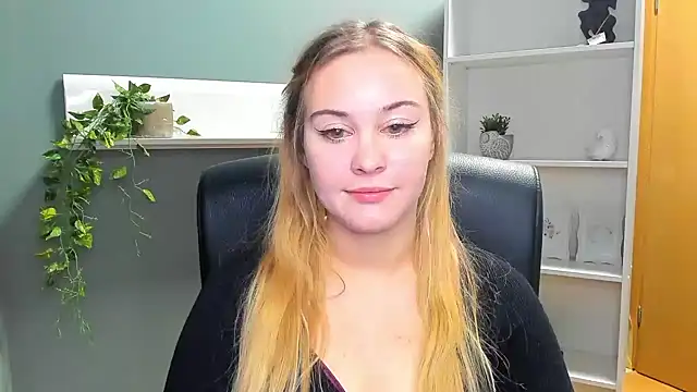 Snapshot of kitty_valeria chatting on 01.19.25 kitty valeria online show from 01.19.25