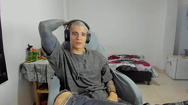 Snapshot of Balo_lovers chatting on 03.04.25 Balo lovers online show from 03.04.25