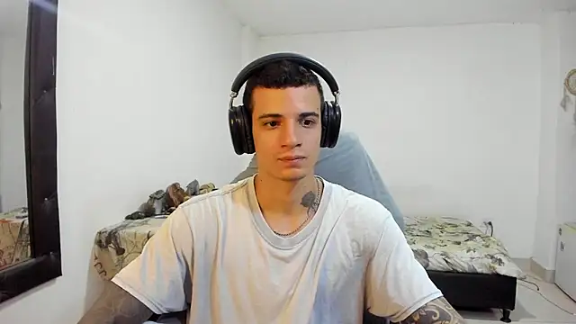 Snapshot of Balo_lovers chatting on 11.04.25 Balo lovers online show from 11.04.25