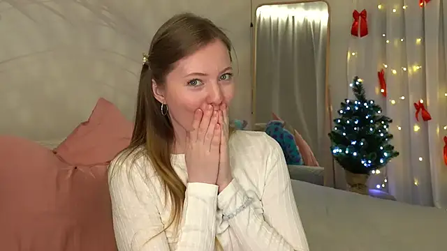 Snapshot of _elisa_omm_ chatting on 12.17.25 elisa omm online show from 12.17.25