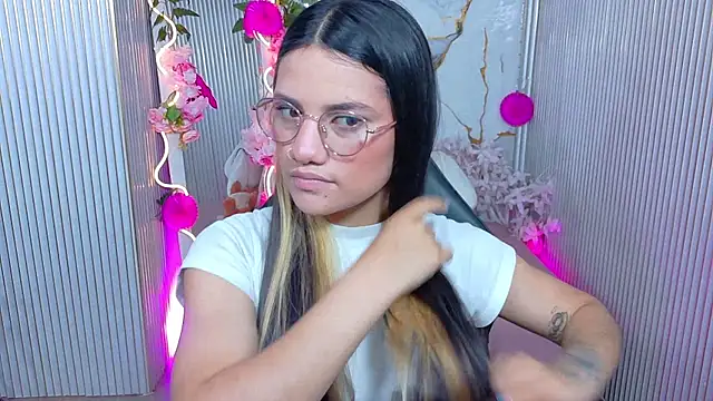Snapshot of Chiara_tay chatting on 06.23.26 Chiara tay online show from 06.23.26