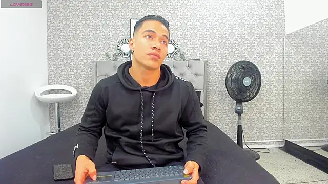 Snapshot of Bryson_Collins_ chatting on 10.07.25 Bryson Collins online show from 10.07.25