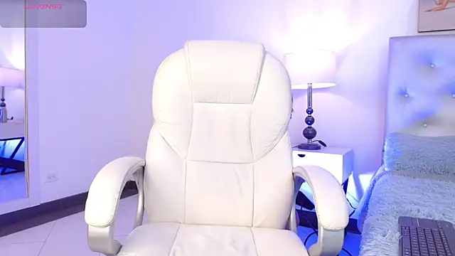 Snapshot of celine_golden1 chatting on 01.12.25 celine golden1 online show from 01.12.25