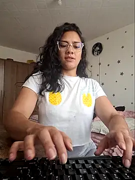 Thaliacooper  online show from 12.04.25