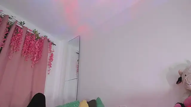 Snapshot of msschloee_ chatting on 11.08.25 msschloee online show from 11.08.25