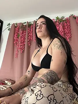 Snapshot of msschloee_ chatting on 11.21.25 msschloee online show from 11.21.25