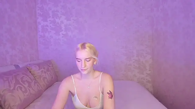 Snapshot of Amanda054 chatting on 03.19.25 Amanda054 online show from 03.19.25