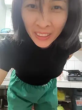 Snapshot of Sweets24 chatting on 03.20.25 Sweets24 online show from 03.20.25
