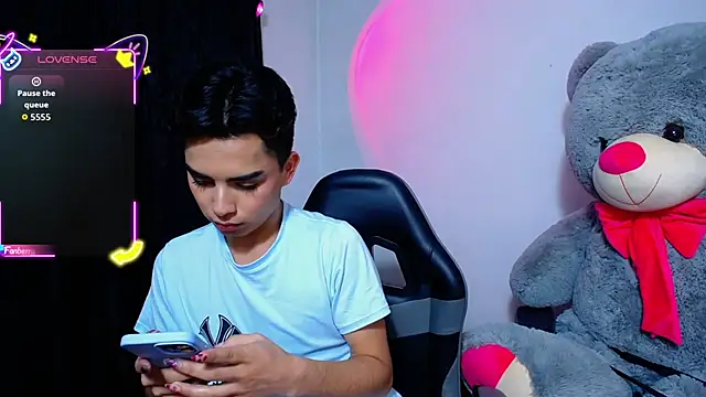 OwenBluee online show from 04.19.26