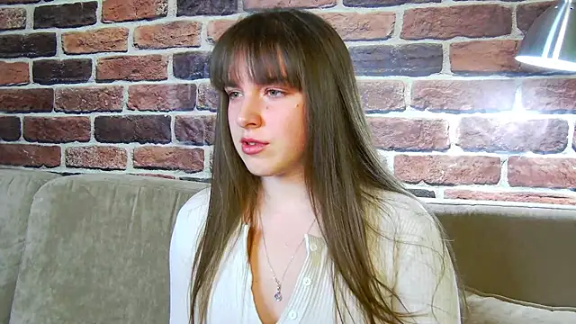 Snapshot of Sofia_Hugs chatting on 10.28.25 Sofia Hugs online show from 10.28.25