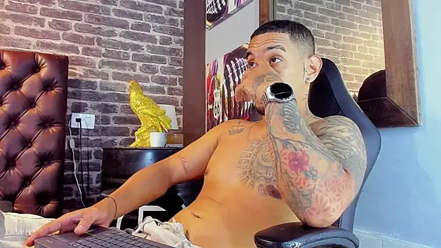 Snapshot of Damian09_ chatting on 11.12.25 Damian09 online show from 11.12.25