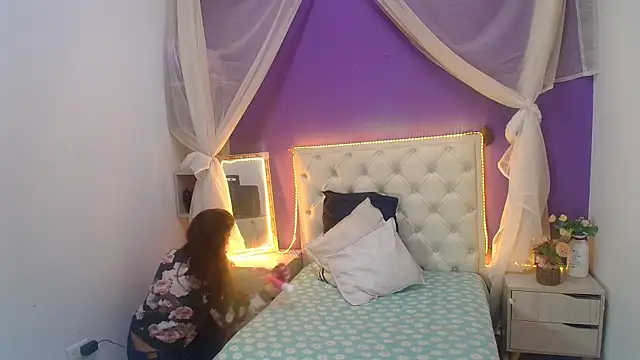 Snapshot of Ingrid_Casas chatting on 12.19.24 Ingrid Casas online show from 12.19.24