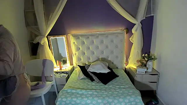 Snapshot of Ingrid_Casas chatting on 12.21.24 Ingrid Casas online show from 12.21.24
