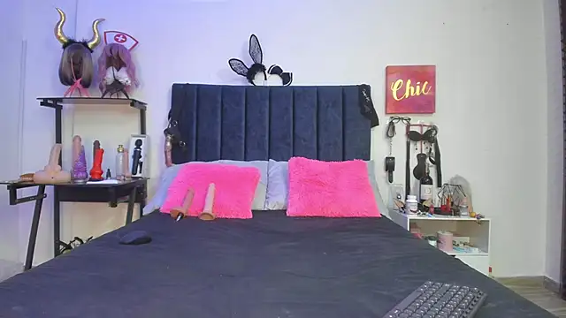 Snapshot of emmily_giraldo chatting on 12.18.24 emmily giraldo online show from 12.18.24