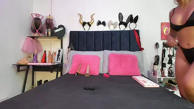 Snapshot of emmily_giraldo chatting on 05.21.26 emmily giraldo online show from 05.21.26
