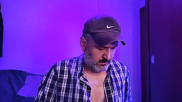 Snapshot of BushBator chatting on 11.14.25 BushBator online show from 11.14.25