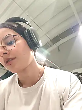 Snapshot of _vaness chatting on 12.21.24 vaness online show from 12.21.24