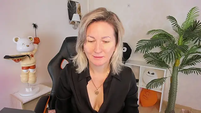 AriFleow online show from 11.30.25