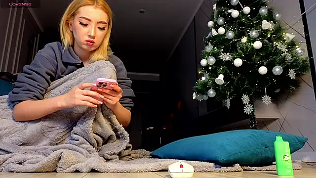 Snapshot of tinki_winkii chatting on 12.18.24 tinki winkii online show from 12.18.24