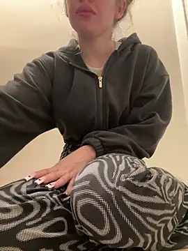 Holly-Glamour online show from 03.04.25