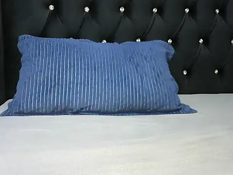 Snapshot of Cryaluna chatting on 10.19.25 Cryaluna online show from 10.19.25