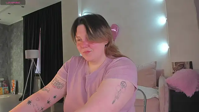 Snapshot of Ruth_Oliver chatting on 06.19.26 Ruth Oliver online show from 06.19.26