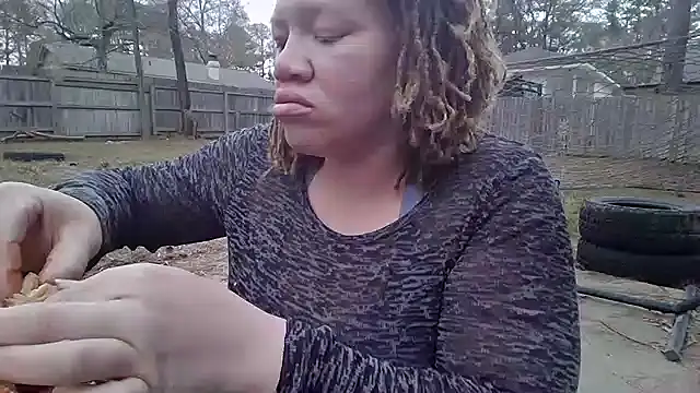 Snapshot of Milfshakecafe chatting on 01.05.25 Milfshakecafe online show from 01.05.25