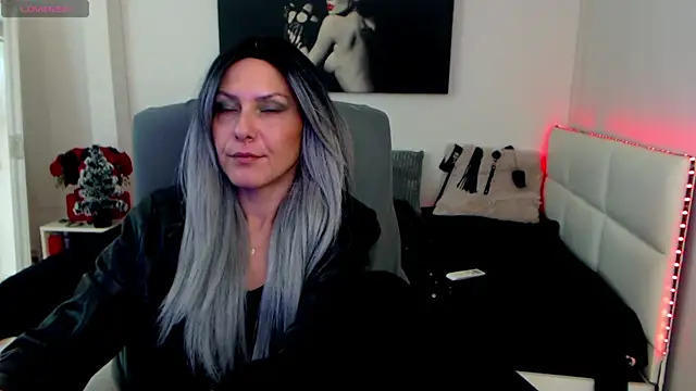 EvelynQueenn online show from 12.23.24