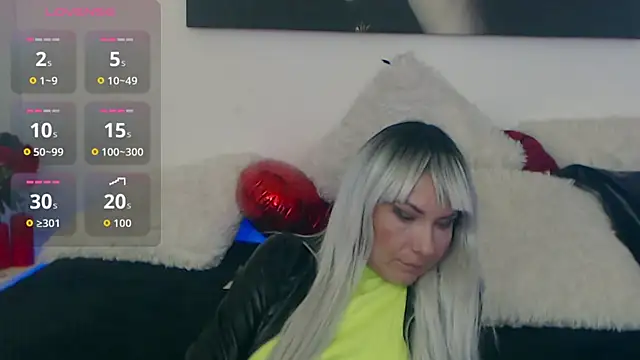 EvelynQueenn online show from 10.16.25