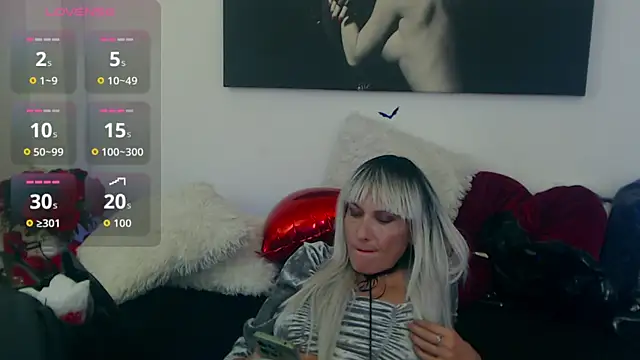EvelynQueenn online show from 10.17.25