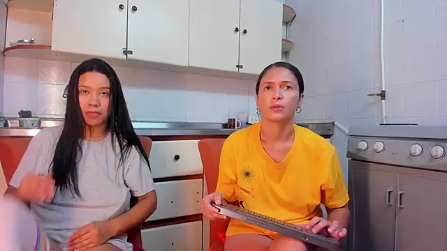 Snapshot of SofiAndNicol chatting on 02.20.25 SofiAndNicol online show from 02.20.25