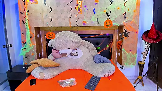 Snapshot of SofiAndNicol chatting on 10.27.25 SofiAndNicol online show from 10.27.25