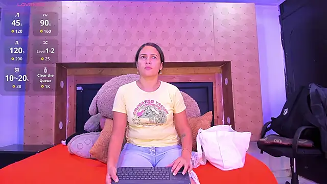 Snapshot of SofiAndNicol chatting on 12.16.25 SofiAndNicol online show from 12.16.25