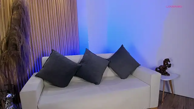 Emmaa Robertss online show from 02.28.25
