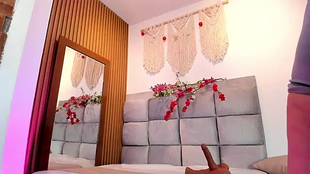 Natasha  Sccott online show from 09.29.25