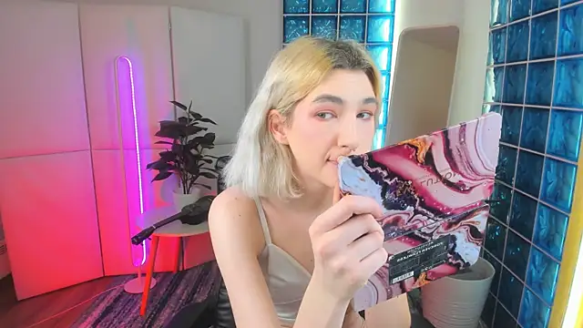 Mia Cheers online show from 02.25.25