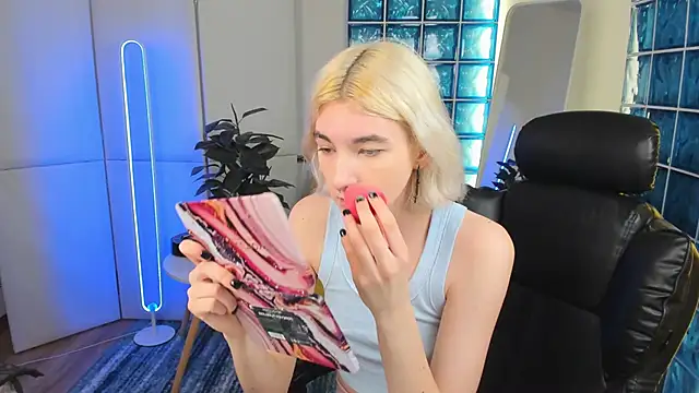 Mia Cheers online show from 03.20.25