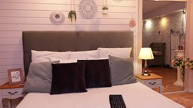 LinaReese online show from 12.21.24