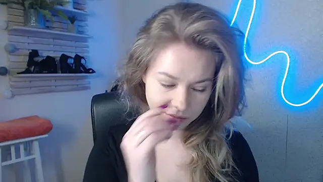 holly xglam online show from 02.18.25