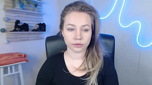 holly xglam online show from 03.17.25