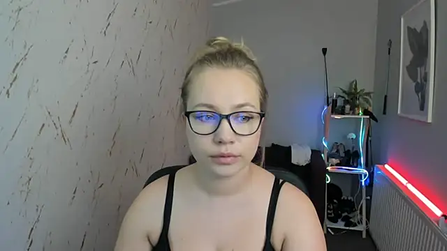 holly xglam online show from 09.10.25