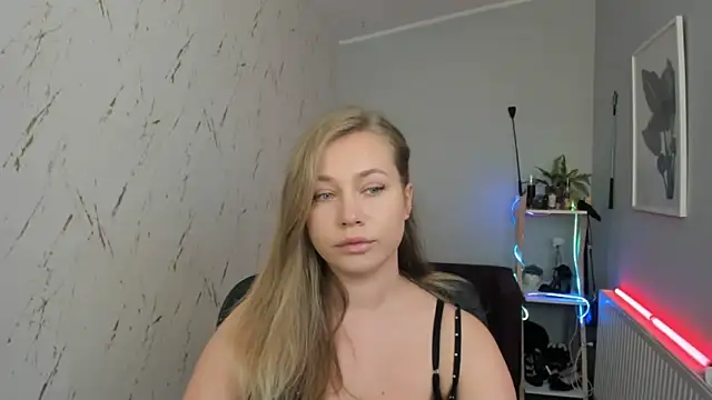 holly xglam online show from 09.11.25