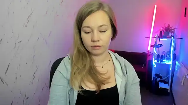 holly xglam online show from 12.04.25