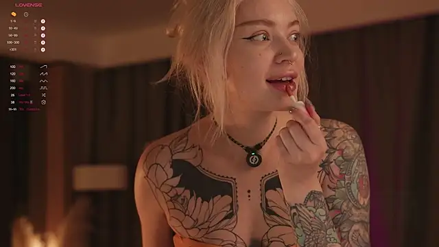 Snapshot of LinaKinky chatting on 01.30.25 LinaKinky online show from 01.30.25