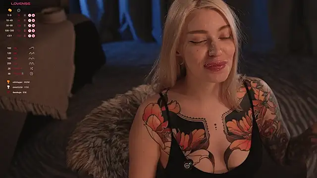 Snapshot of LinaKinky chatting on 03.12.25 LinaKinky online show from 03.12.25