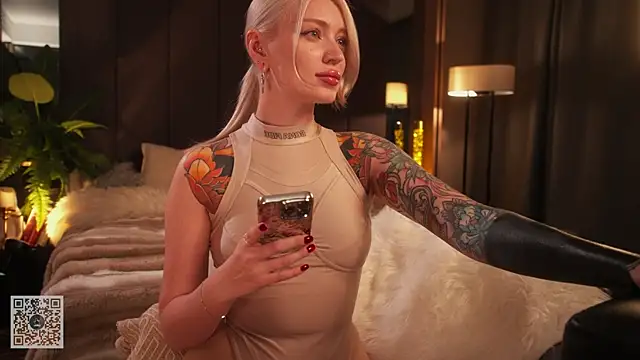 Snapshot of LinaKinky chatting on 11.29.25 LinaKinky online show from 11.29.25