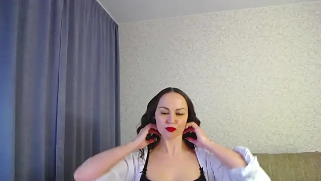 Snapshot of Amanda_Goodwin_ chatting on 02.08.25 Amanda Goodwin online show from 02.08.25