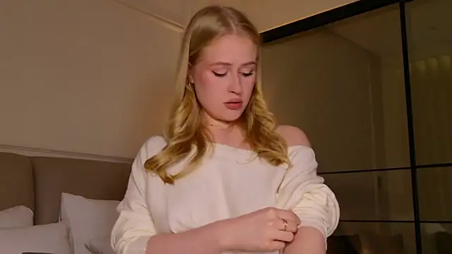 JuliaJaee online show from 11.28.25