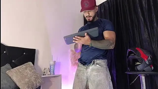 Snapshot of john_cartter1 chatting on 11.12.25 john cartter1 online show from 11.12.25