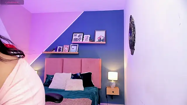 Chloe fischer  online show from 12.17.25